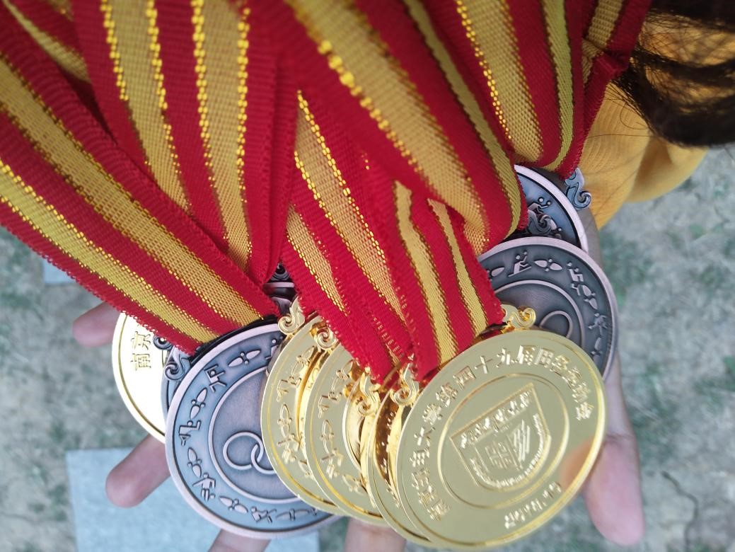 沉甸甸的奖牌,承载了运动员的汗水和学院的荣誉